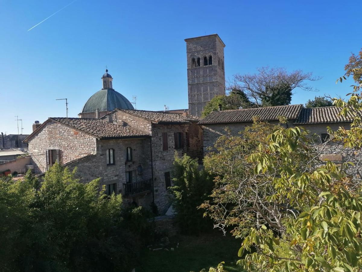 Assisi Hus Stanza Tripla In Appartamento Luaran gambar