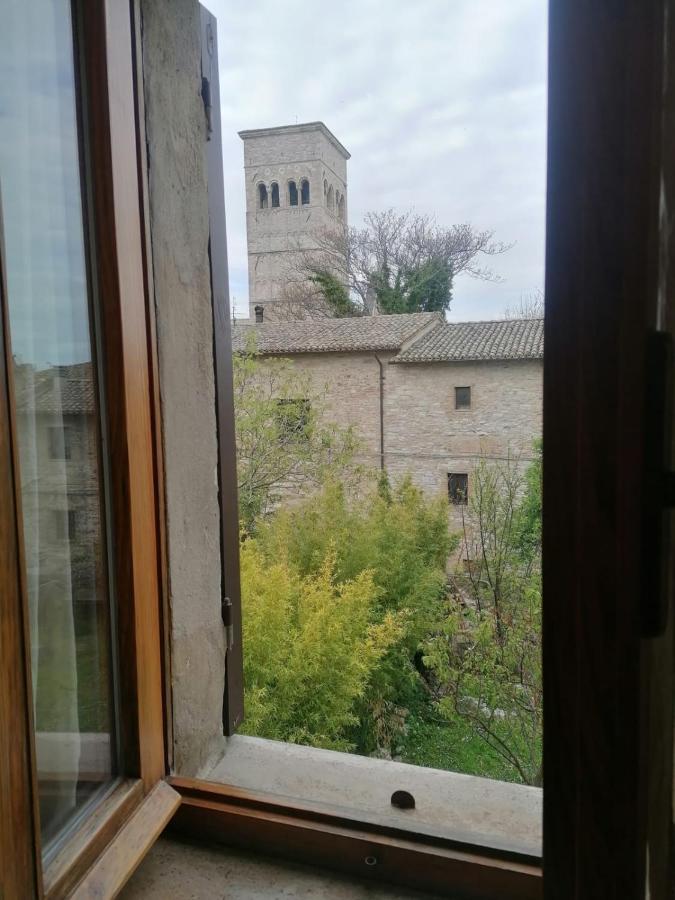 Assisi Hus Stanza Tripla In Appartamento Luaran gambar